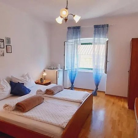 Guest house Pansion Ivan & Ivana Bol
